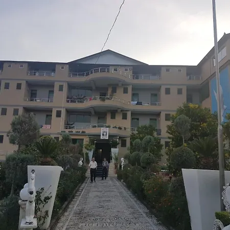 Kuqja Hotel 4*